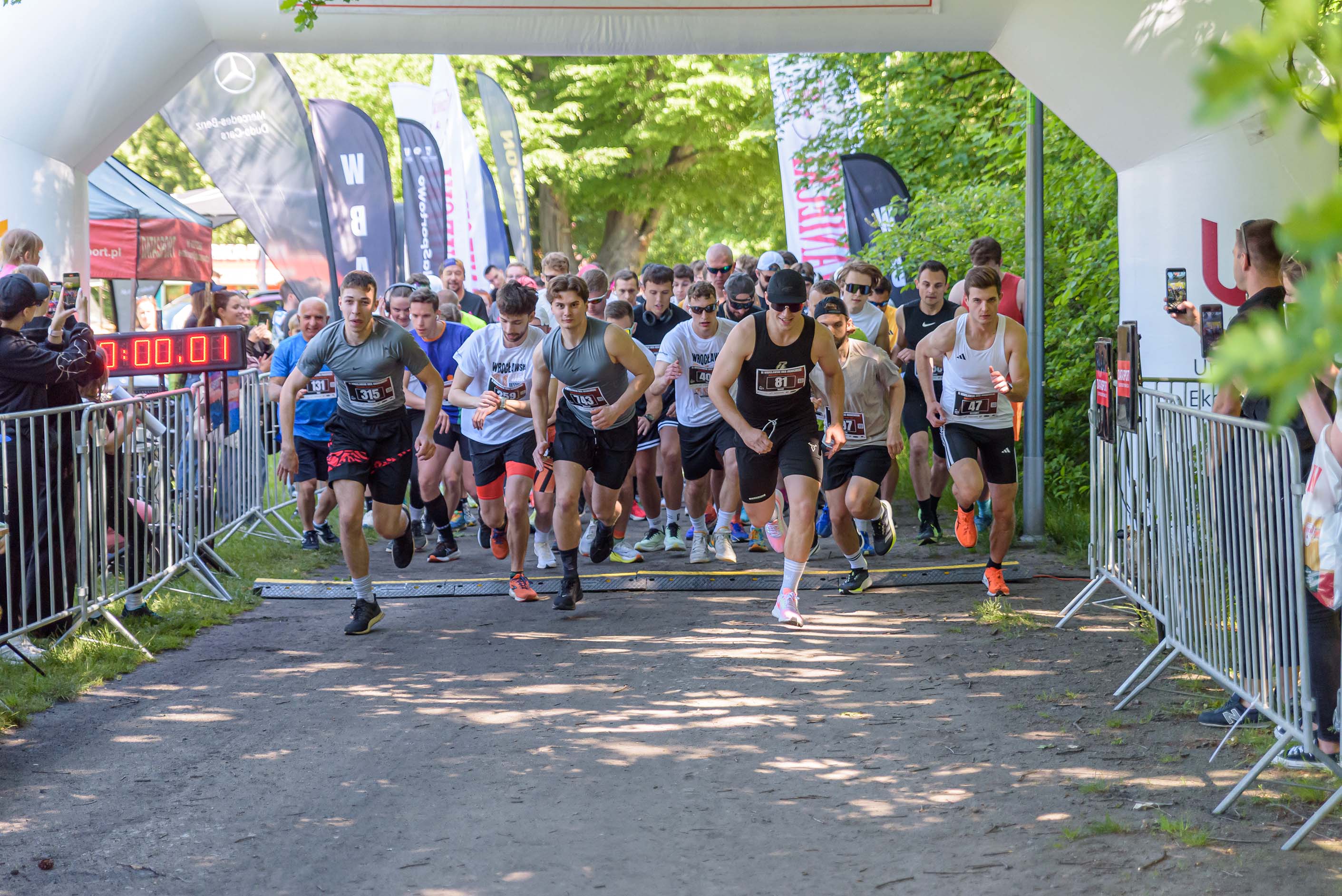 Biegacz na trasie Wrocławskiego Biegu Akademickiego